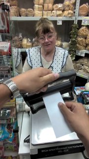 Мужик нашёл чит-код на бесконечные деньги и начал печатать рубли из обычной бумаги прямо в магазинах