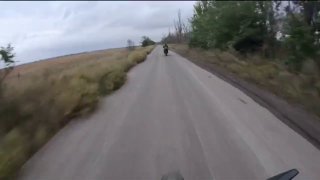 Видео столкновения украинского FPV-дрона с мотоциклами бойцов