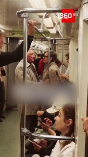 Пассажиры московского метро заметили романтичную пару в вагоне Арбатско-Покровской линии