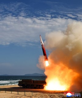 КНДР провела успешные испытания баллистической ракеты с гиперзвуковым блоком