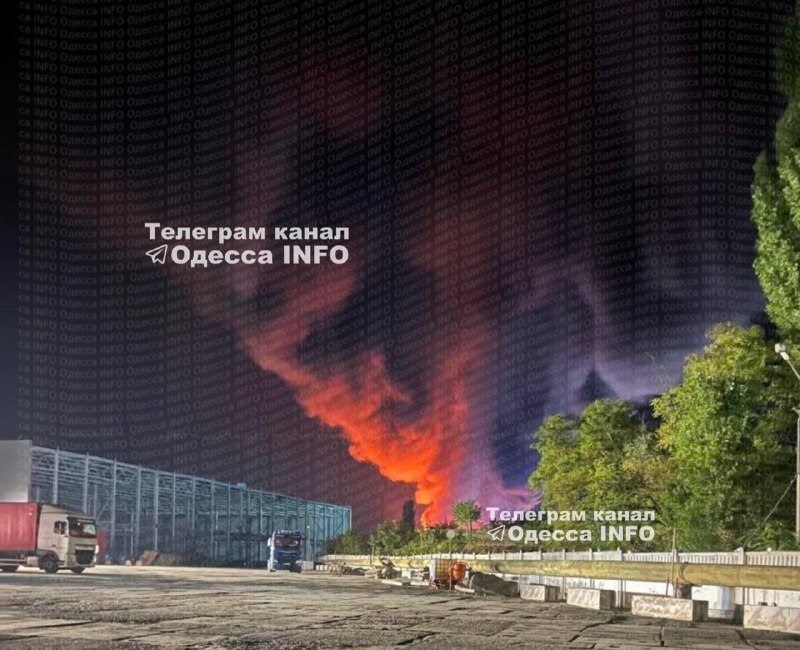 Под Одессой после удара БПЛА вспыхнул сильный пожар