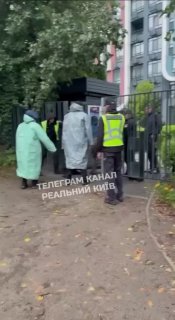 Жители Киева мешают вырубке деревьев на Теремках