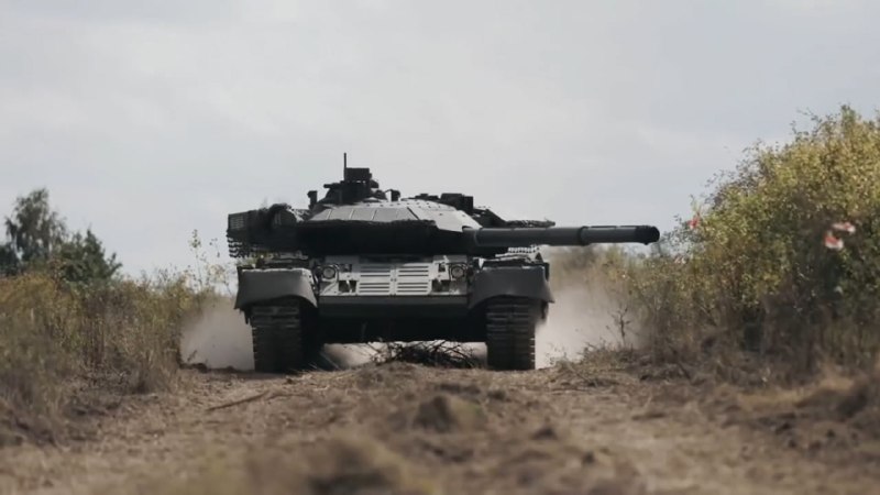 На соревнованиях представлен модифицированный трофейный Т-80У с элементами Т-90М и ДЗ «Нож»