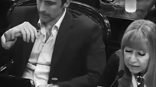 Аргентинский депутат решил припудрить нос прямо в разгар заседания парламента