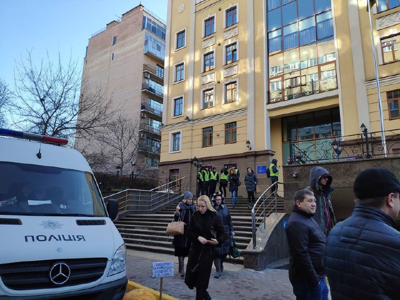 Сообщения о попадании в здание Высшего совета правосудия в Киеве