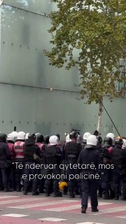В Албании протестующие устроили «рыбалку» на полицейских с круассаном