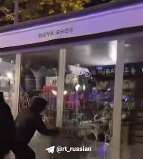 В Барселоне начались массовые беспорядки после молодежной акции протеста