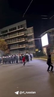 Митинги в Белграде переросли в стычки протестующих с полицией
