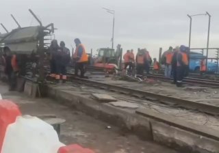 Первые видео с воронкой от удара ракеты «Искандер-М» по Южному мосту в Киеве