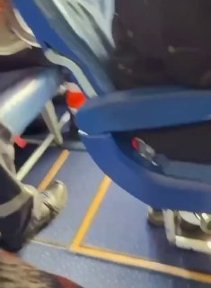 В аэропорту Петербурга ребенок открыл аварийный выход в самолете перед вылетом.