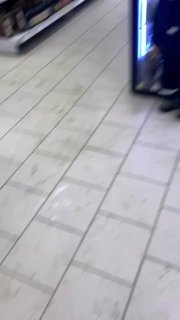 Мальчик попросил пиво для отца в магазине, вызвав гордость у других отцов.