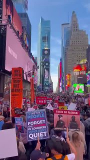Миллионы американцев вышли на митинг против Трампа в США из-за шатдауна.