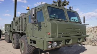 Медведеву продемонстрировали новые образцы вооружений на полигоне Капустин Яр.