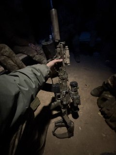 Российские военные захватили трофейный АК-105 у противника.