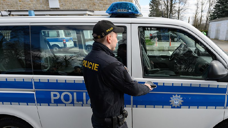 В Чехии полицейские во время учений ошибочно ворвались в школу и напугали детей.