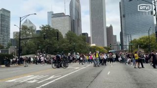 В Чикаго прошли многотысячные протесты против Дональда Трампа и иммиграционной политики США.