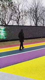 В Ухане беговые дорожки оснастили экранами с «призрачными» проекциями бегунов.