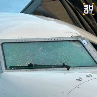 Лобовое стекло Boeing 737 MAX разбилось в полете, пилот получил ранения