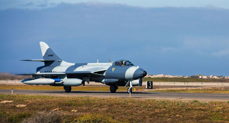 Гражданский самолет Hawker Hunter потерпел крушение в море у побережья Калифорнии во время военных учений.