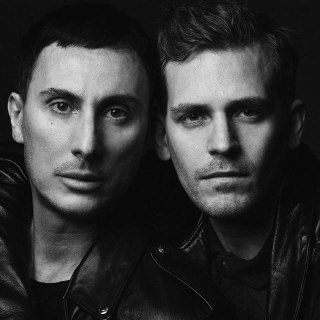 Фотограф Luigi & Iango создали уникальный стиль в fashion-фотографии, сочетающий кинематографический свет и поиск настоящей индивидуальности.