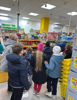 На Львовщине детям погибших военных устроили экскурсию в эконом-магазин