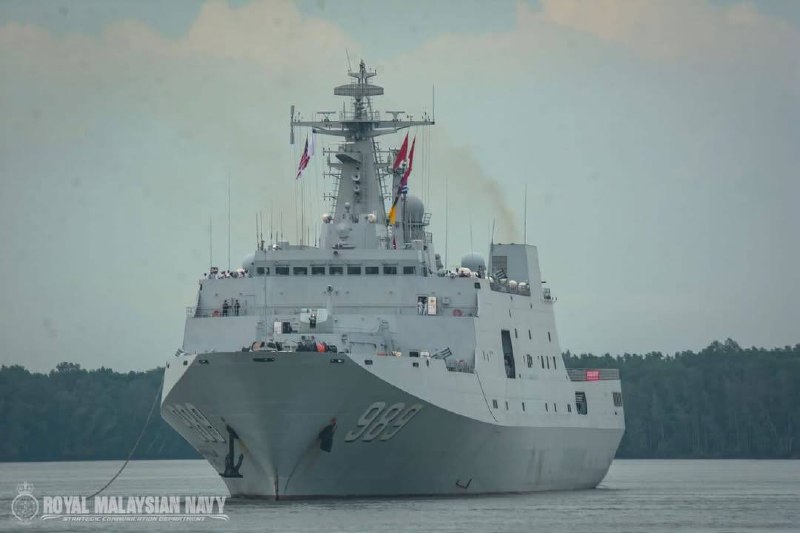 Китайский десантный корабль прибыл в Малайзию