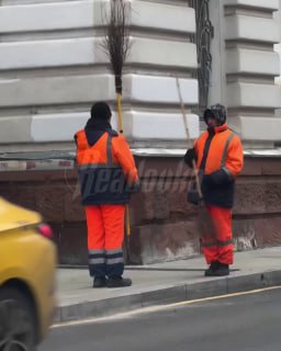 В Москве коммунальщики провели необычный утренний ритуал