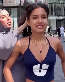 В Европе и СНГ девушки примерили хиджаб на улицах