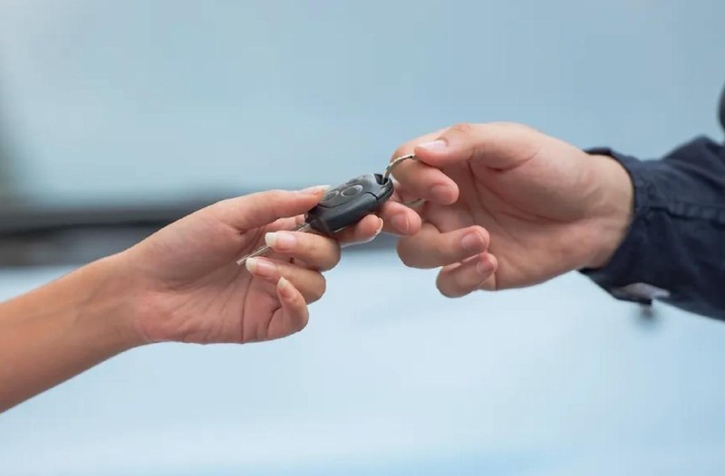 Россиянка пытается отобрать машину у бойца СВО