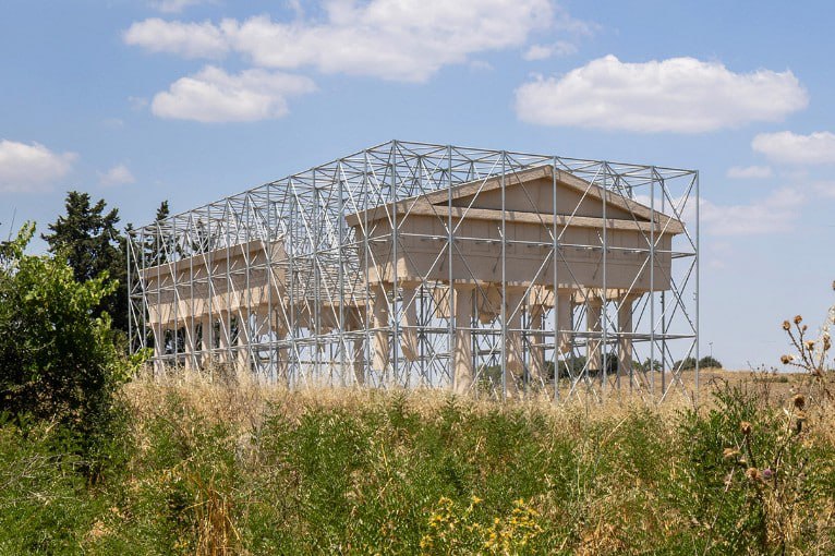 В Италии установили арт-объект, имитирующий перевернутый античный храм