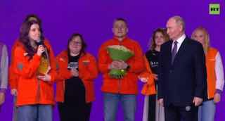 Путин наградил волонтёров, участвовавших в ликвидации последствий разлива нефти