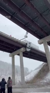 Грузовик повис над землей в Западной Вирджинии из-за гололеда