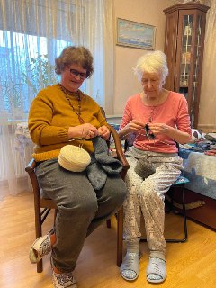 Петербургские пенсионерки вяжут носки для военных